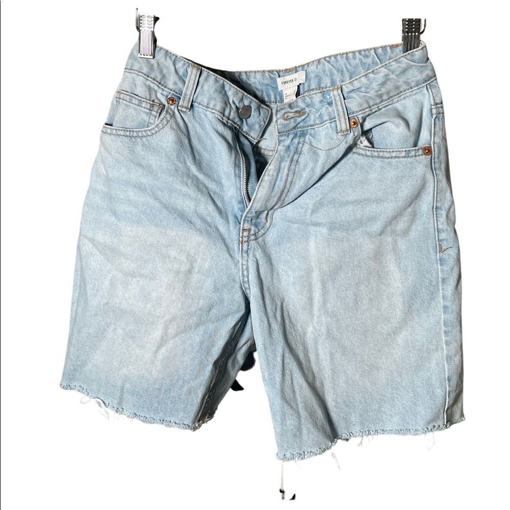 Mid thigh light blue jeans, medium short